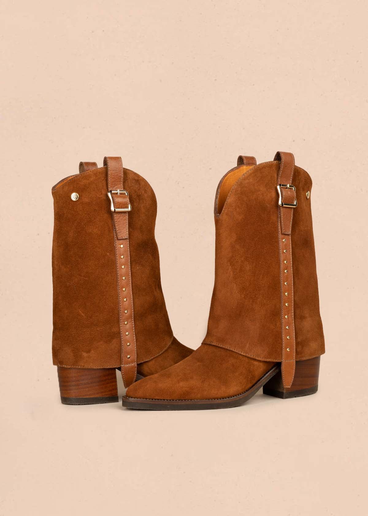 Bota en cuero color miel con hebilla y taches decorativos 105951