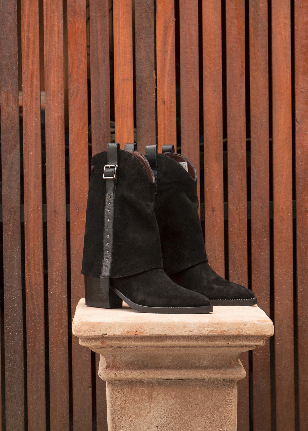 Bota en cuero color negro con hebilla y taches decorativos 105951