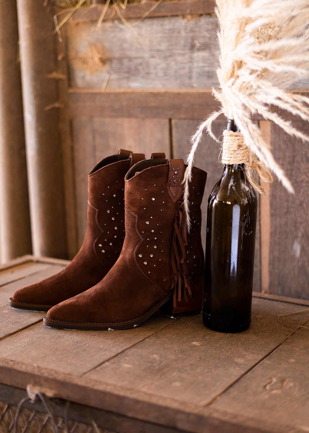 Botas en cuero color café con flecos y tachuelas decorativas 105952