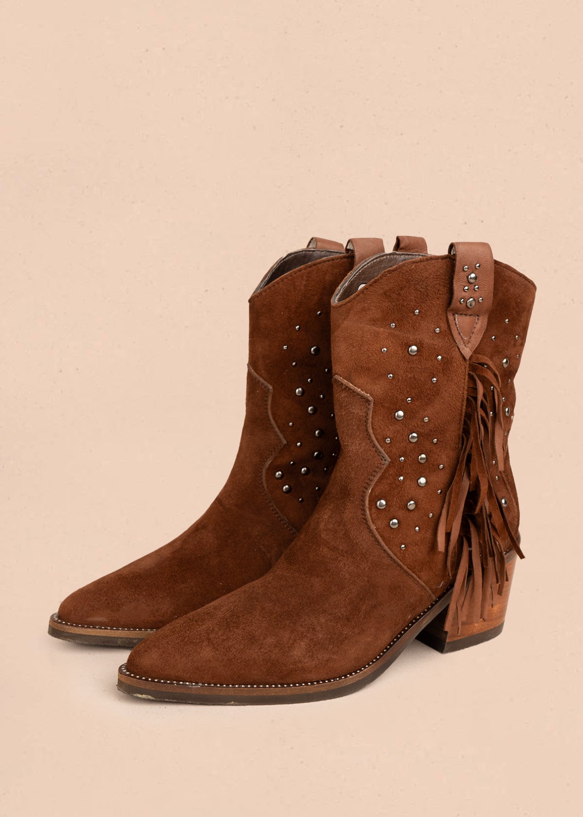 Botas en cuero color café con flecos y tachuelas decorativas 105952
