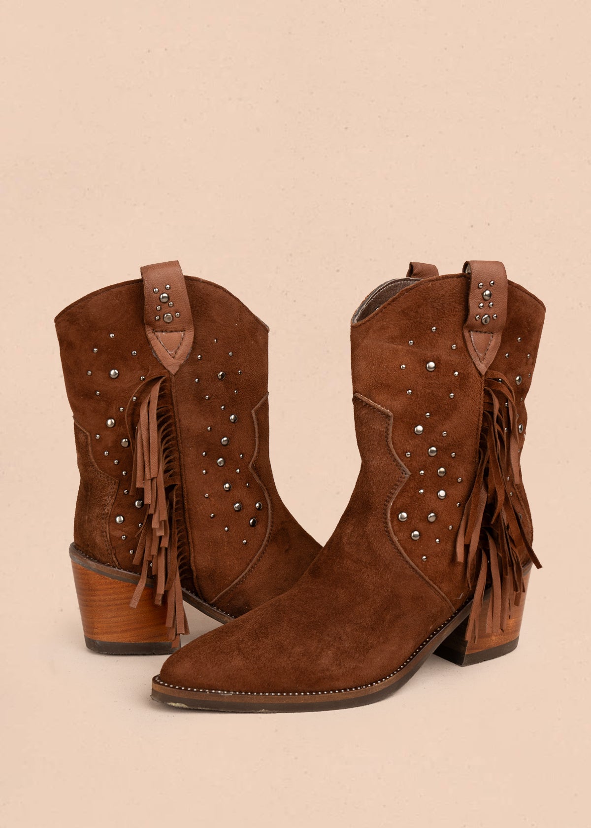 Botas en cuero color café con flecos y tachuelas decorativas 105952