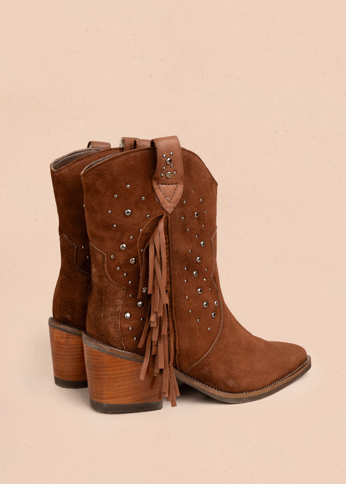 Botas en cuero color café con flecos y tachuelas decorativas 105952