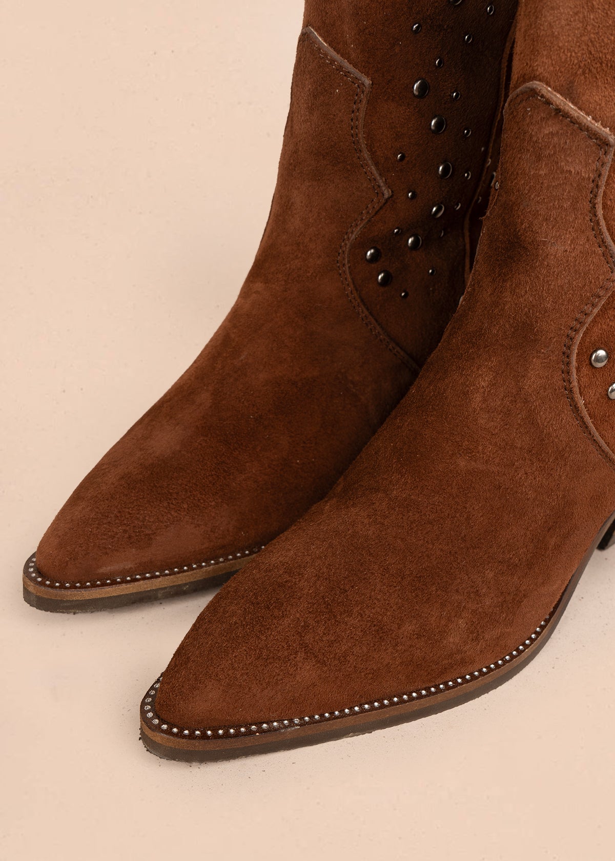 Botas en cuero color café con flecos y tachuelas decorativas 105952