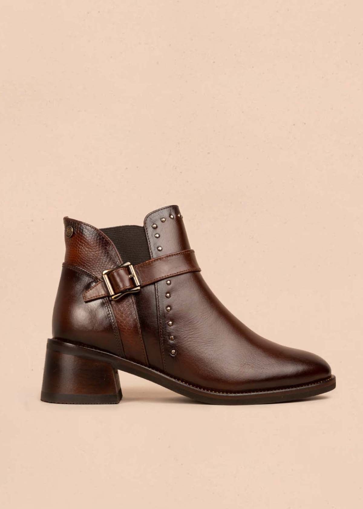 Botín en cuero color café con taches en los laterales y hebilla decorativa 105953