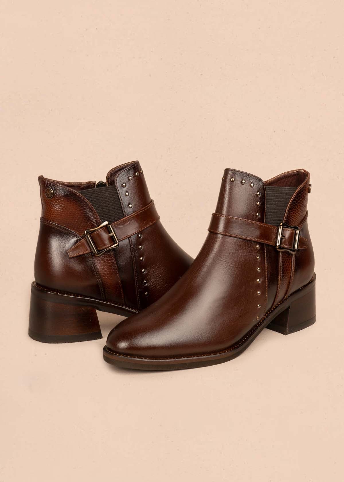 Botín en cuero color café con taches en los laterales y hebilla decorativa 105953
