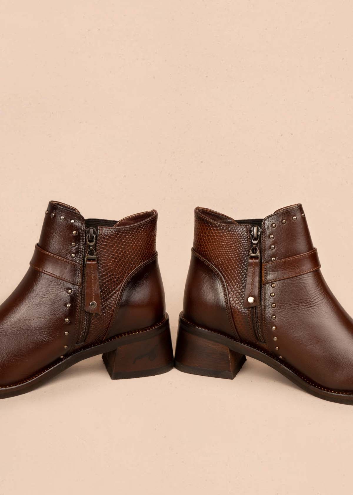 Botín en cuero color café con taches en los laterales y hebilla decorativa 105953
