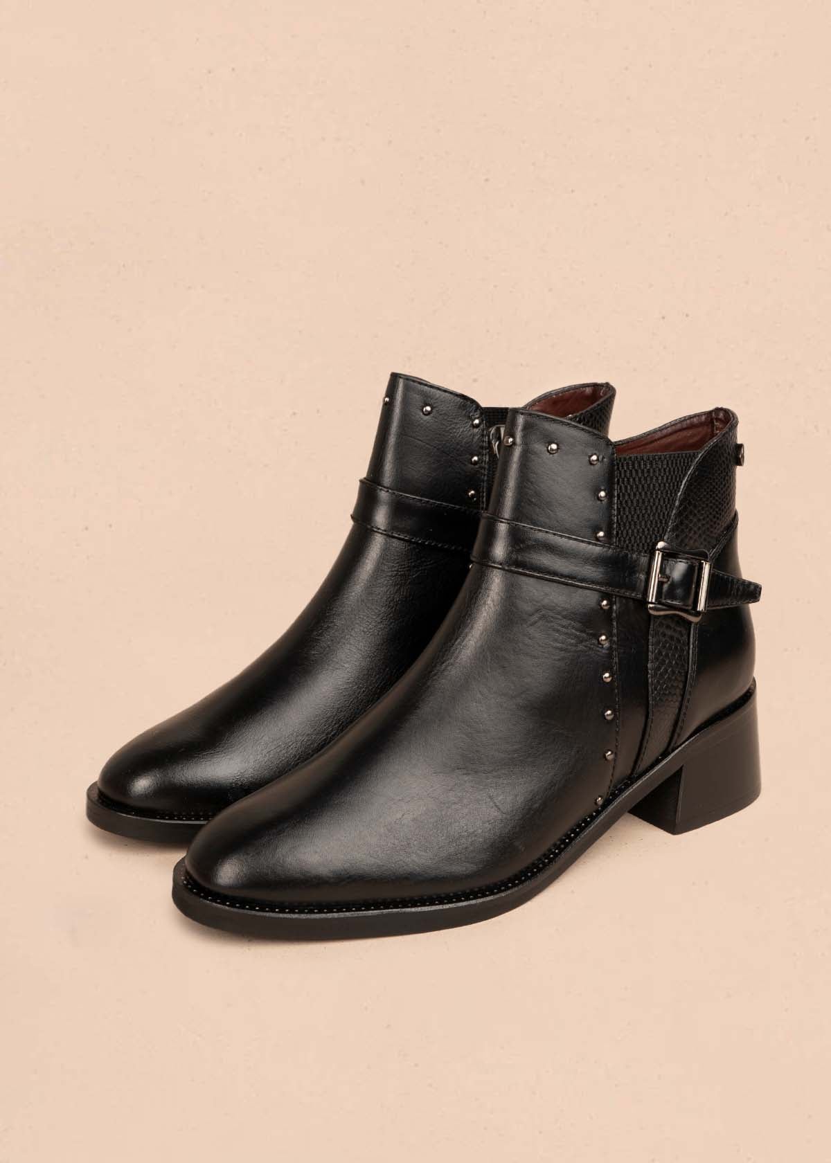 Botín en cuero color negro con taches en los laterales y hebilla decorativa 105953