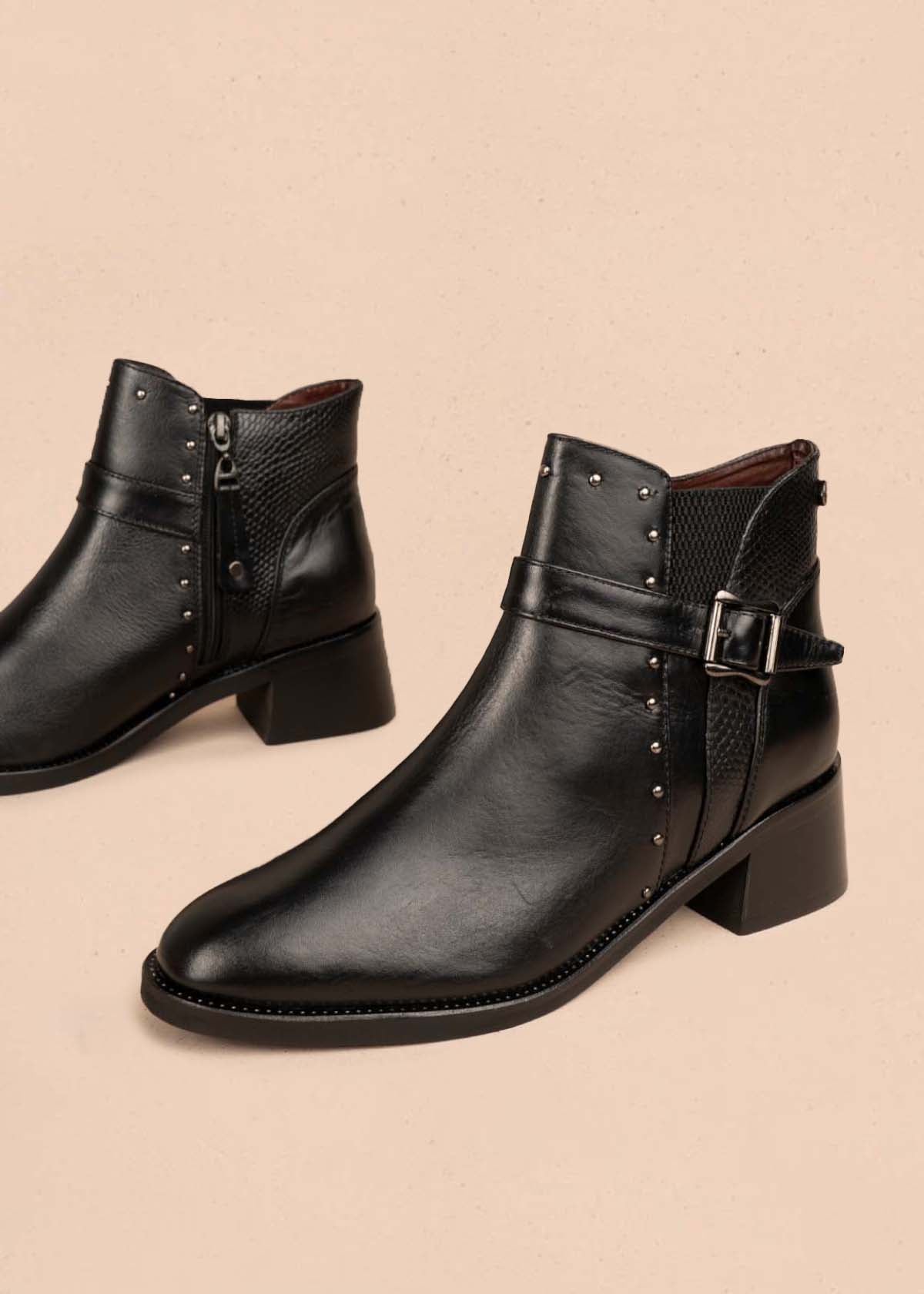 Botín en cuero color negro con taches en los laterales y hebilla decorativa 105953