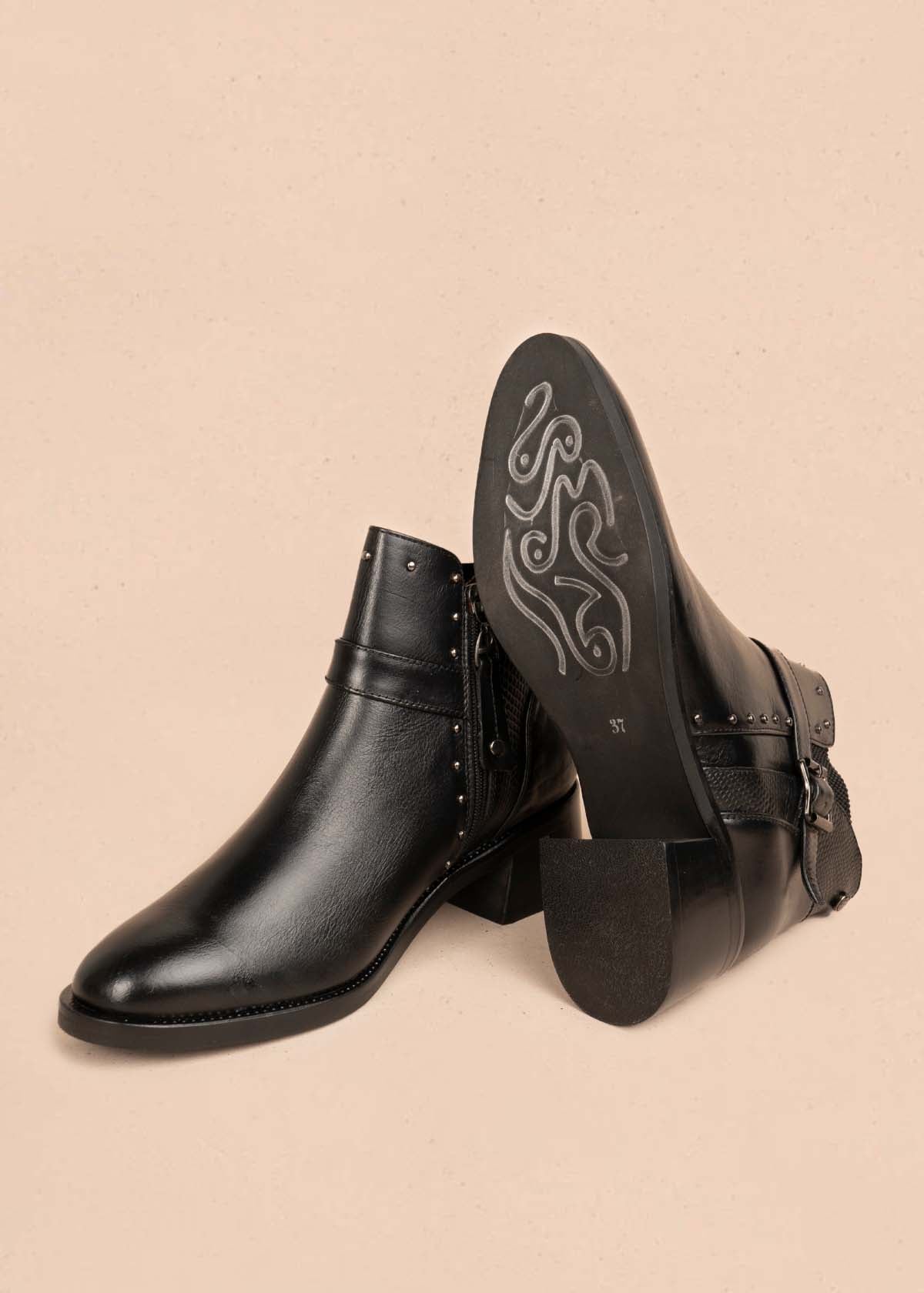 Botín en cuero color negro con taches en los laterales y hebilla decorativa 105953