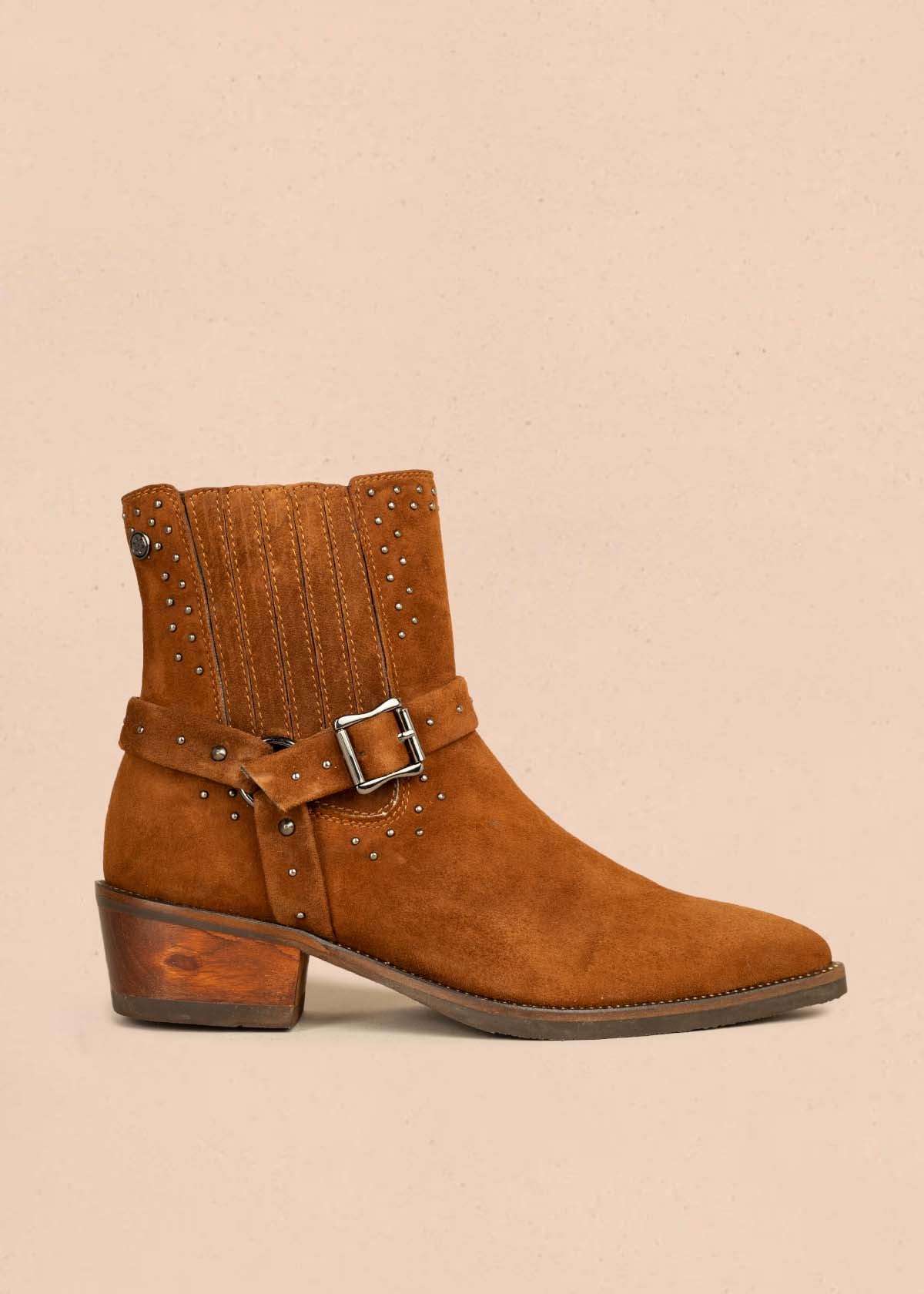 Botín en cuero color miel con hebilla y taches 105954