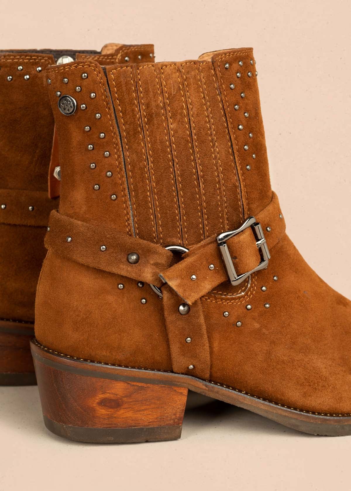 Botín en cuero color miel con hebilla y taches 105954