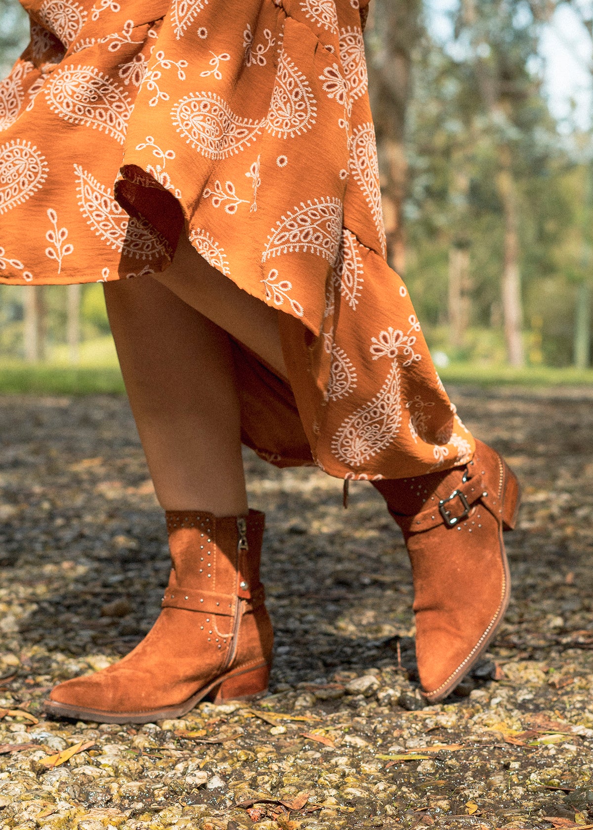 Botín en cuero color miel con hebilla y taches 105954