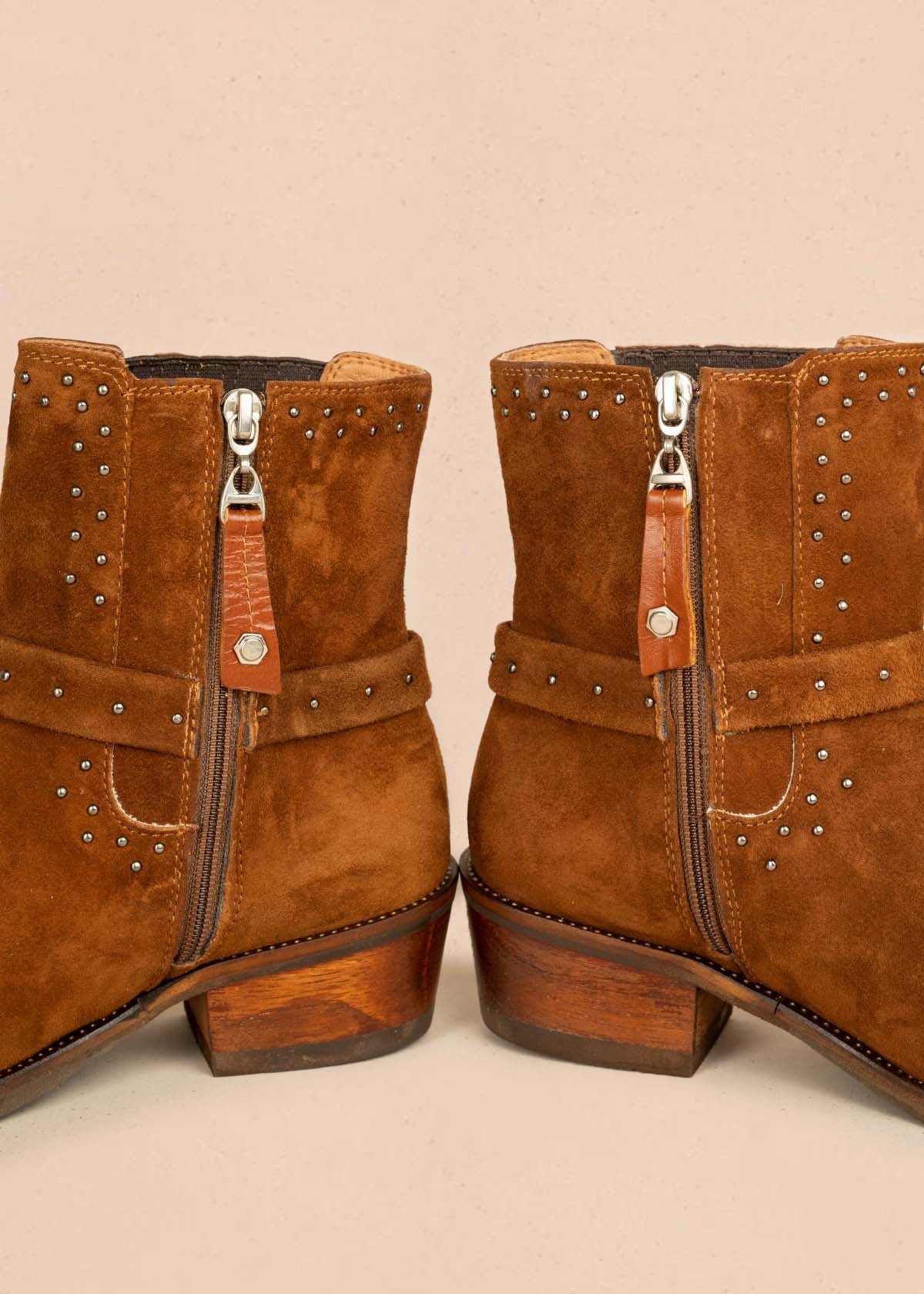 Botín en cuero color miel con hebilla y taches 105954