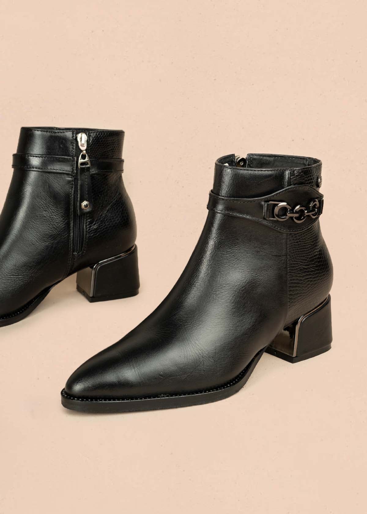 Botines en cuero color negro con textura croco y correa con aplique 105955