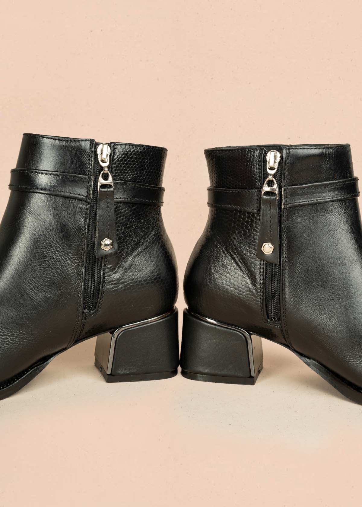 Botines en cuero color negro con textura croco y correa con aplique 105955