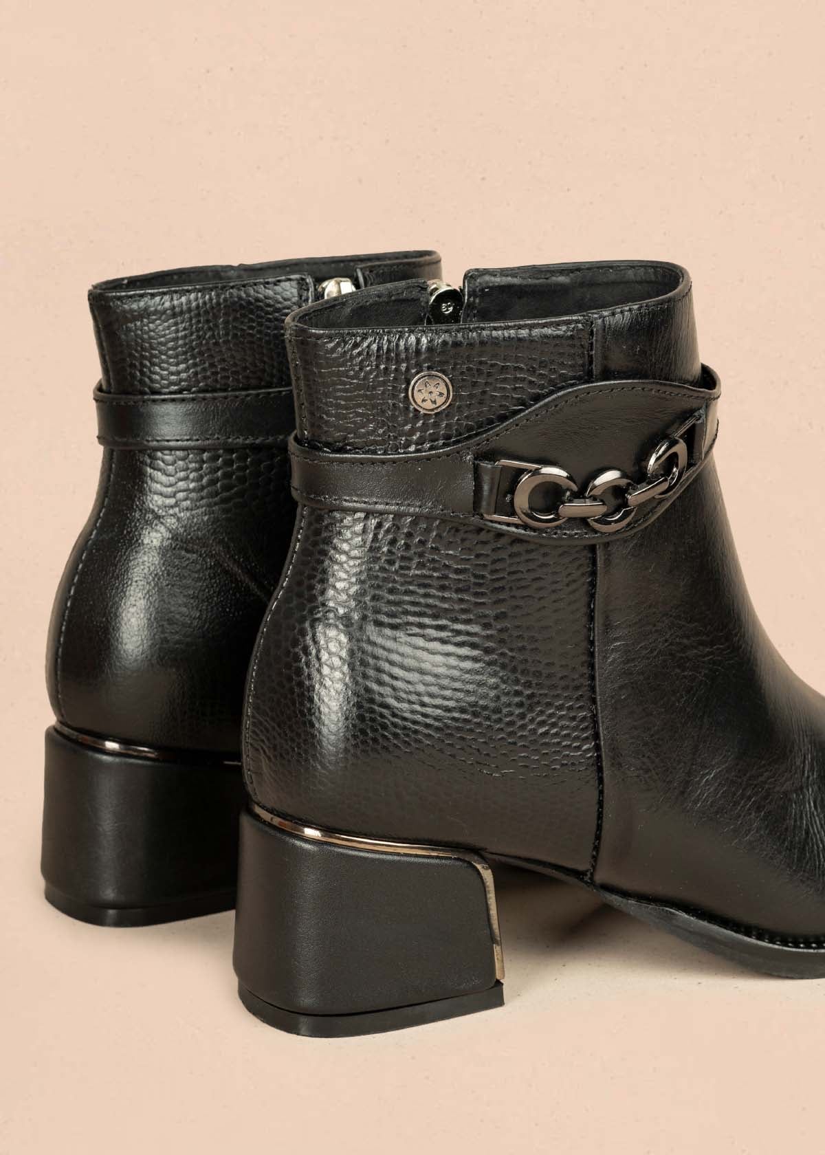 Botines en cuero color negro con textura croco y correa con aplique 105955