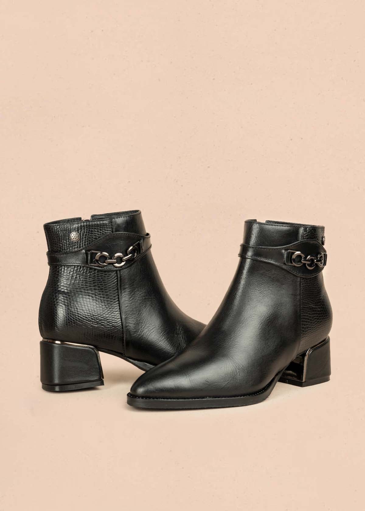 Botines en cuero color negro con textura croco y correa con aplique 105955