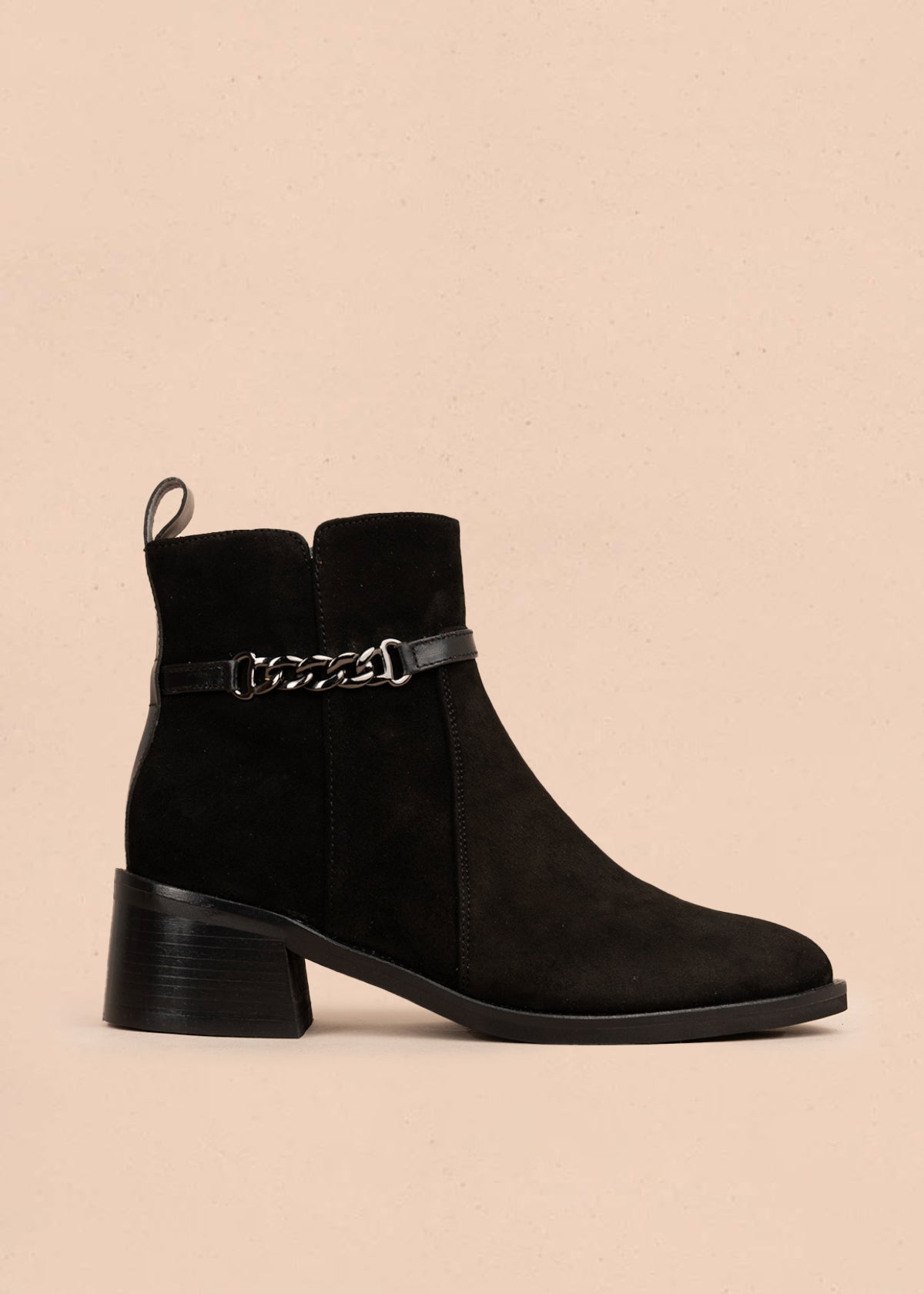 Botín en cuero color negro con cadena metalica 105956