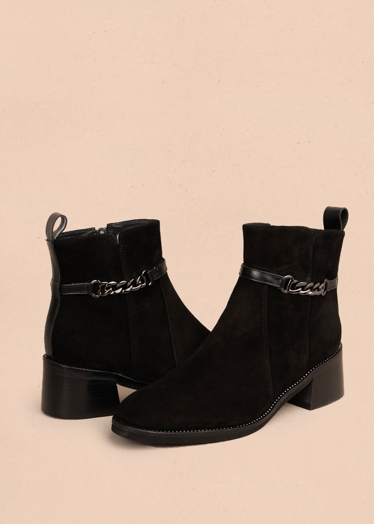 Botín en cuero color negro con cadena metalica 105956