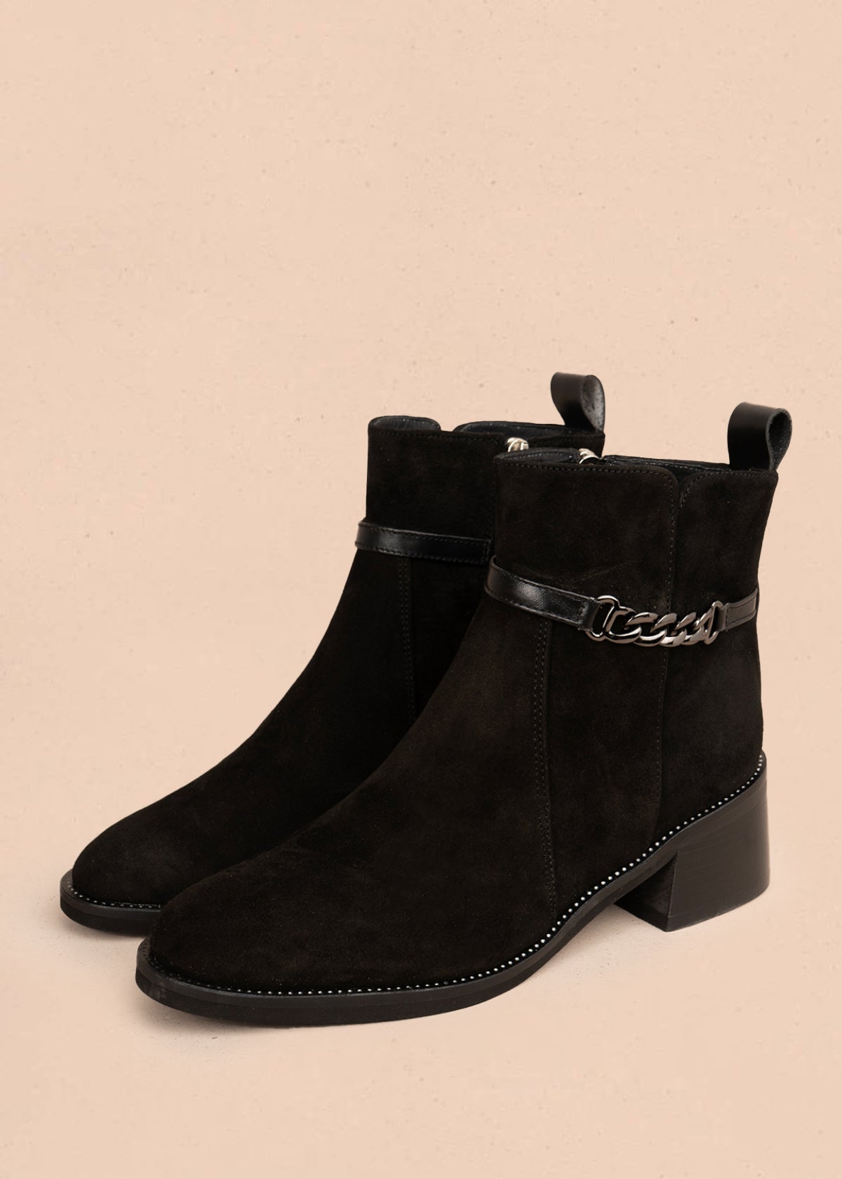 Botín en cuero color negro con cadena metalica 105956