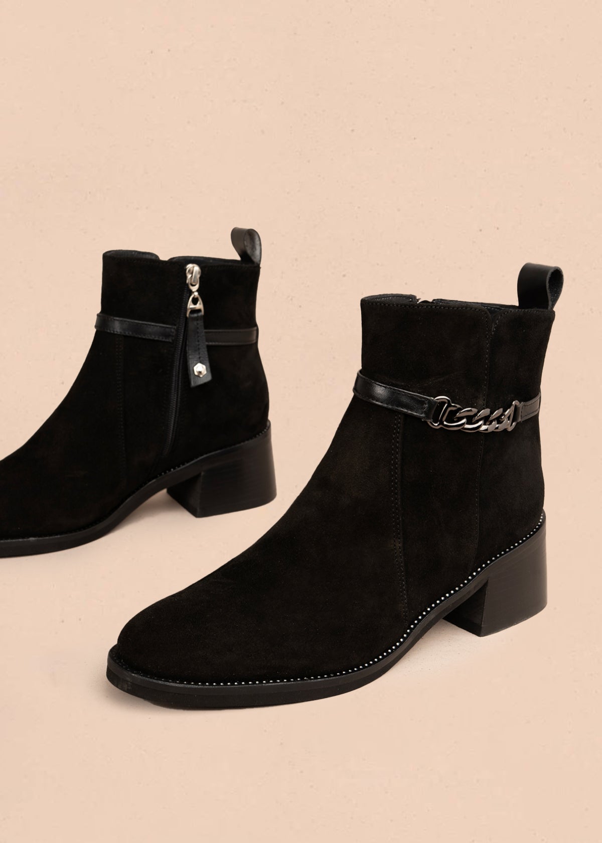 Botín en cuero color negro con cadena metalica 105956