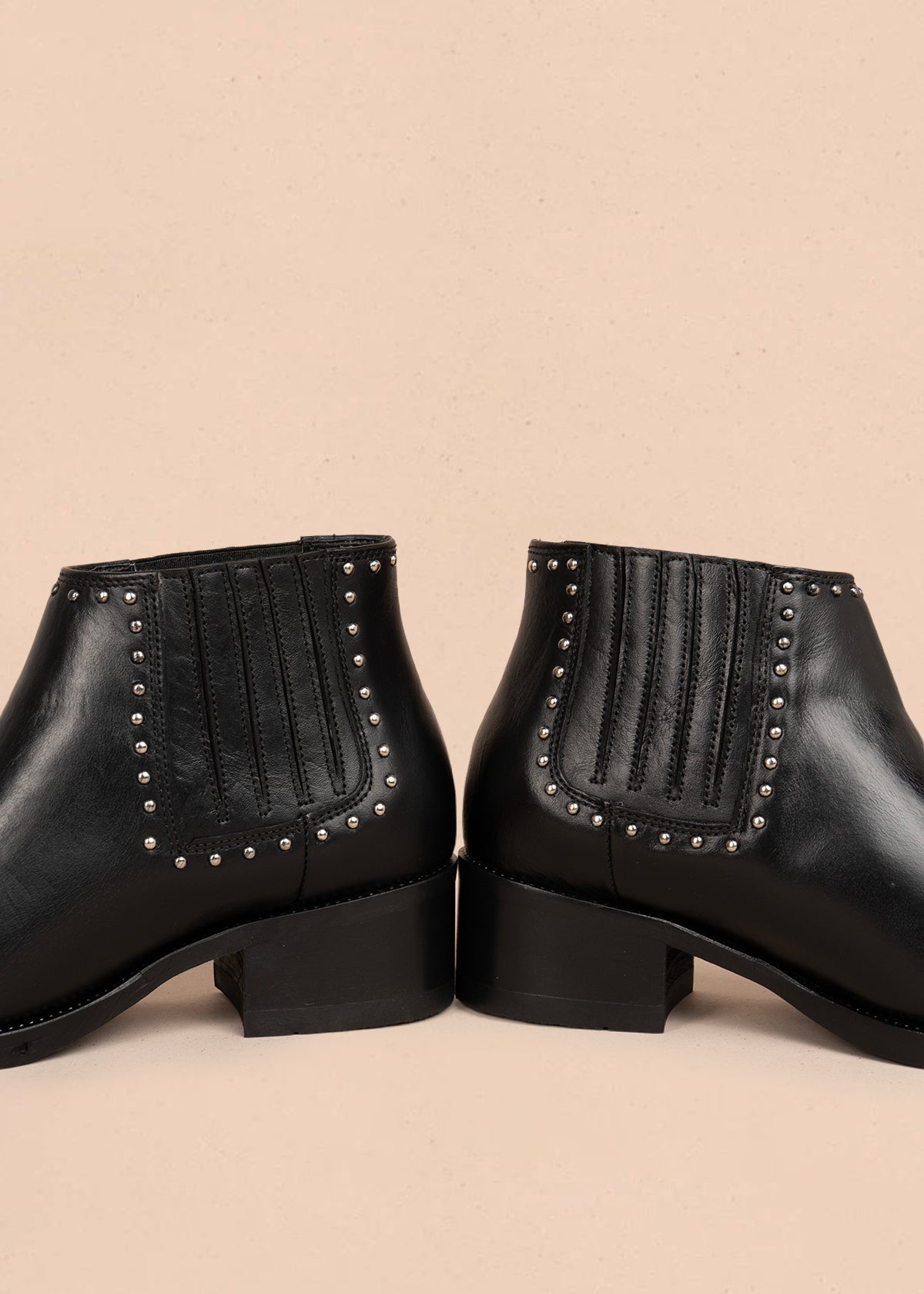 Botines en cuero color negro con taches 105957