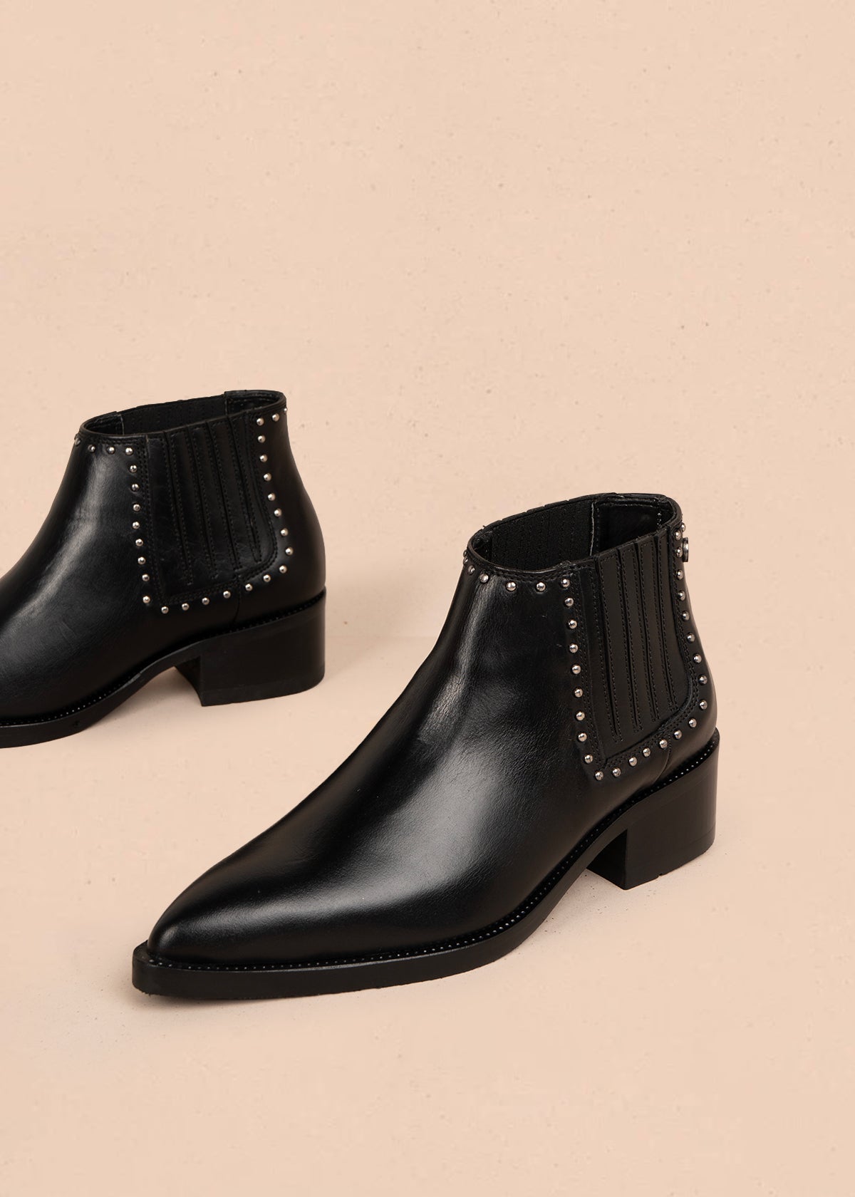 Botines en cuero color negro con taches 105957