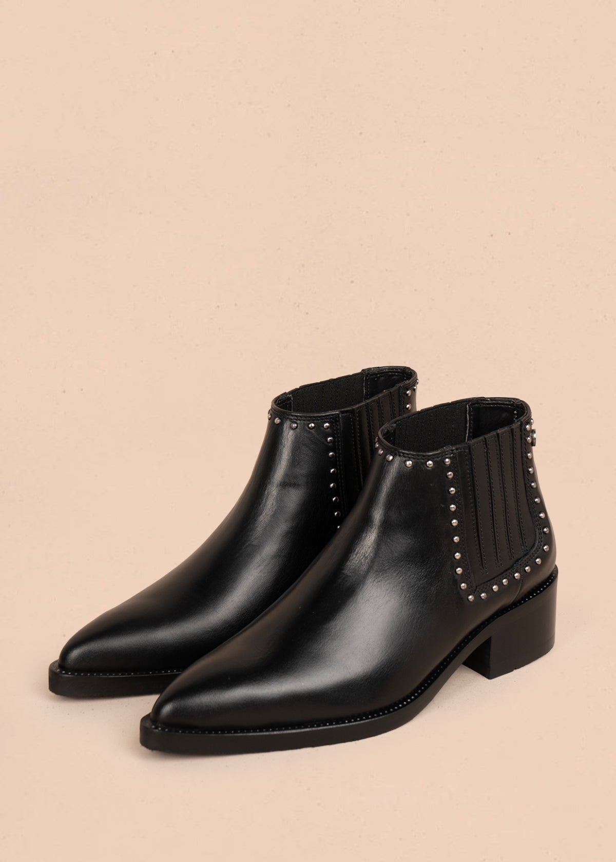 Botines en cuero color negro con taches 105957