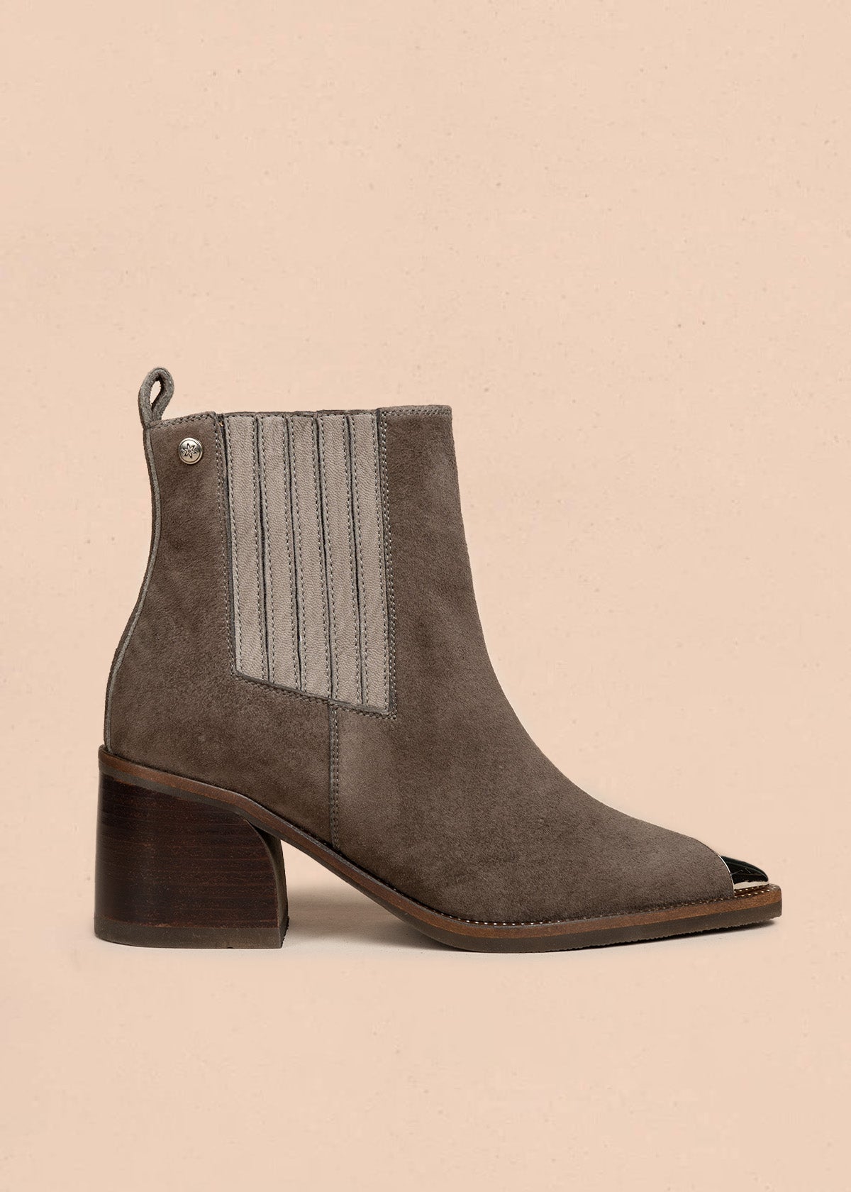 Botines de cuero gamuza color taupe con punta plateada y costura decorativa en la suela 105959