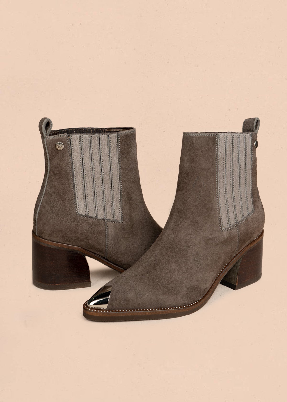 Botines de cuero gamuza color taupe con punta plateada y costura decorativa en la suela 105959