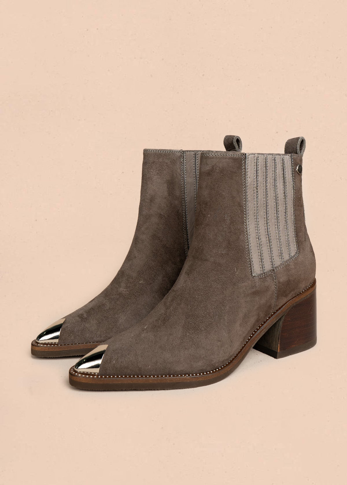 Botines de cuero gamuza color taupe con punta plateada y costura decorativa en la suela 105959