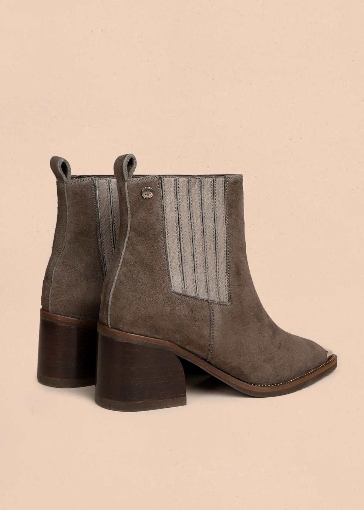 Botines de cuero gamuza color taupe con punta plateada y costura decorativa en la suela 105959