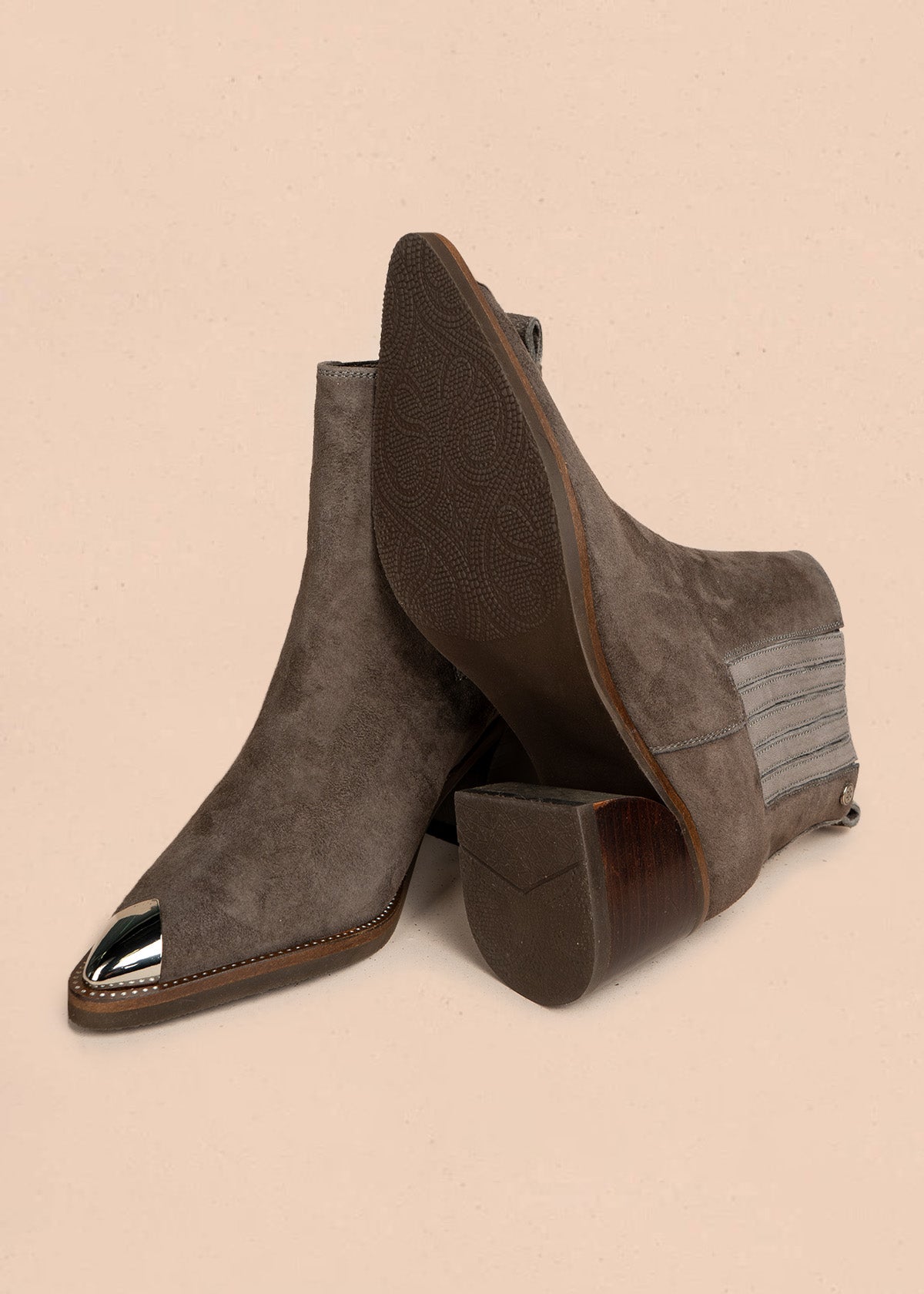 Botines de cuero gamuza color taupe con punta plateada y costura decorativa en la suela 105959