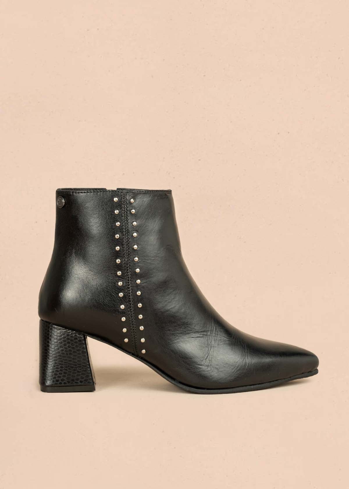 Botín en cuero color negro con taches 105960