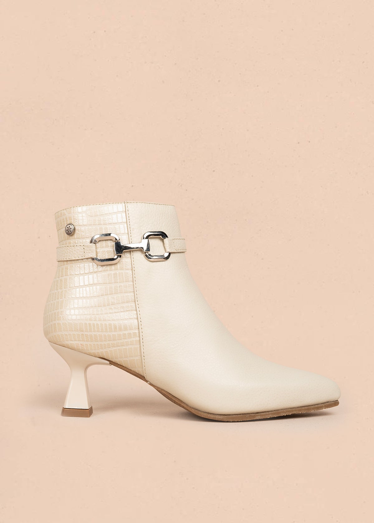 Botines en cuero color beige correa con aplique y tacón en copa 105961