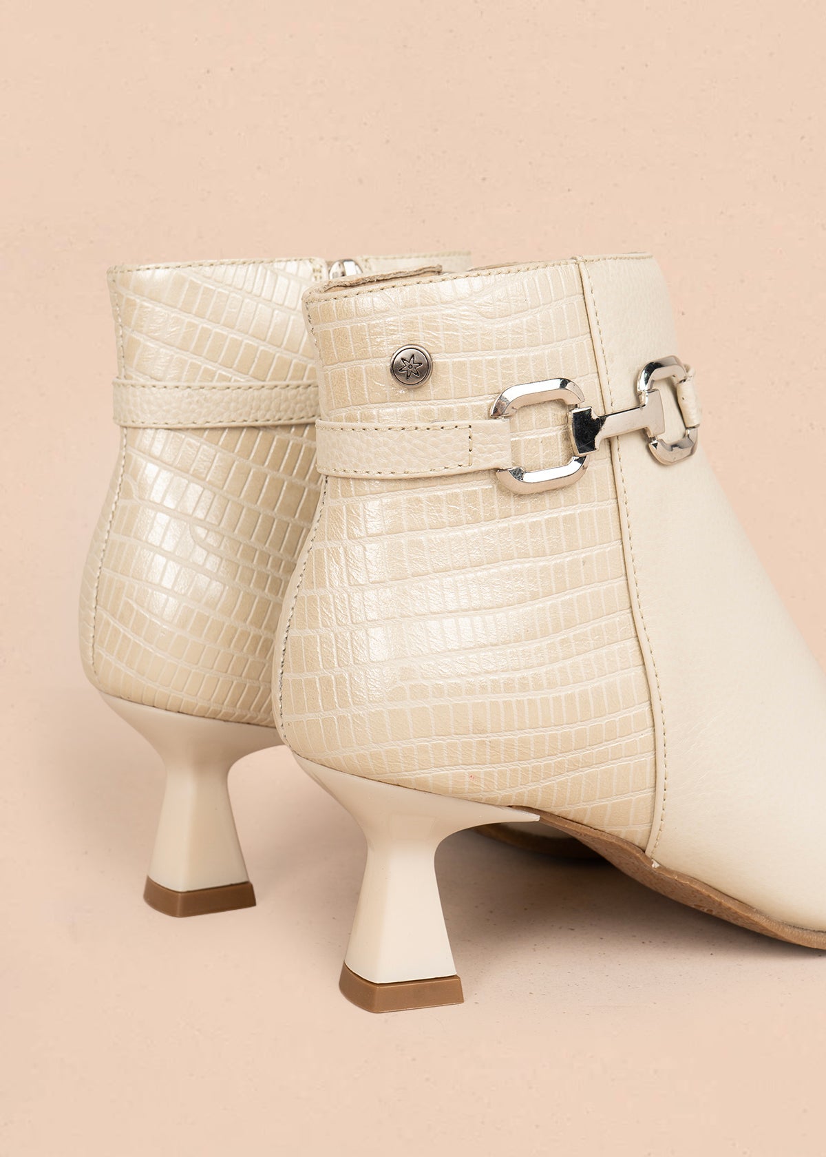 Botines en cuero color beige correa con aplique y tacón en copa 105961