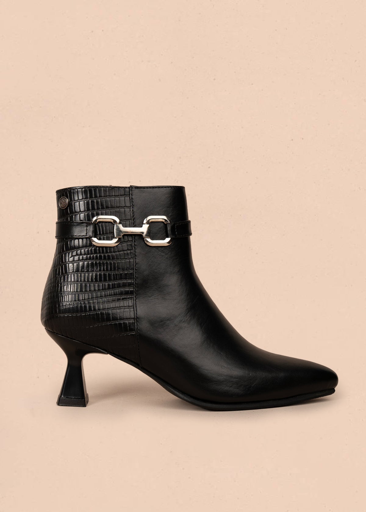 Botines en cuero color negro correa con aplique y tacón en copa 105961