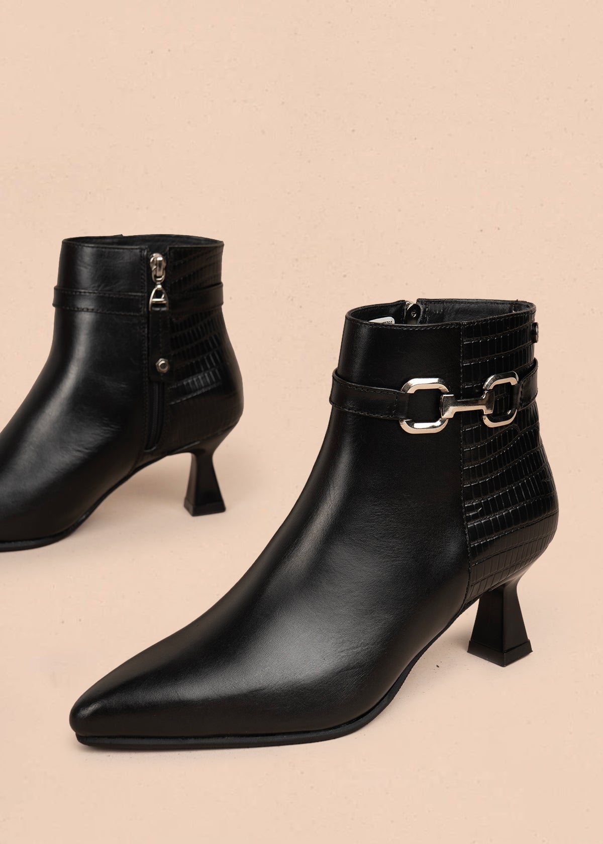 Botines en cuero color negro correa con aplique y tacón en copa 105961