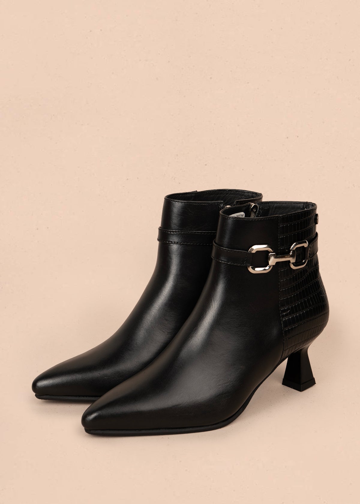 Botines en cuero color negro correa con aplique y tacón en copa 105961