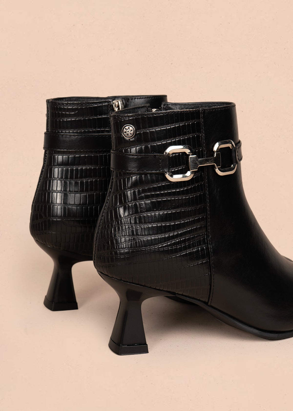 Botines en cuero color negro correa con aplique y tacón en copa 105961