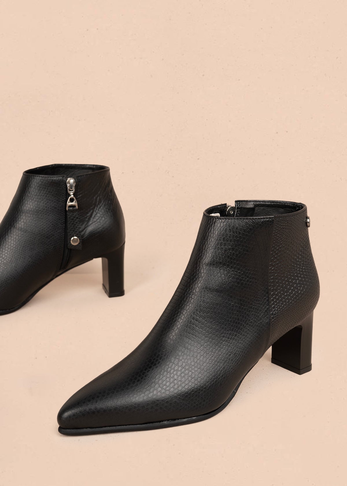 Botines en cuero color negro con textura croco 105962