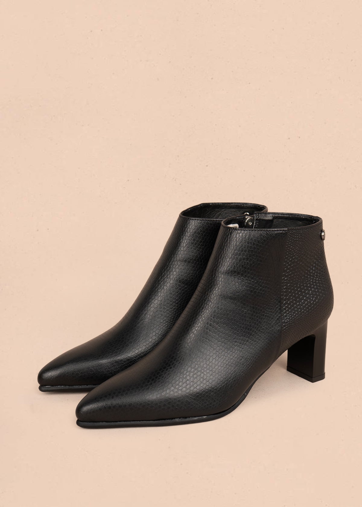 Botines en cuero color negro con textura croco 105962