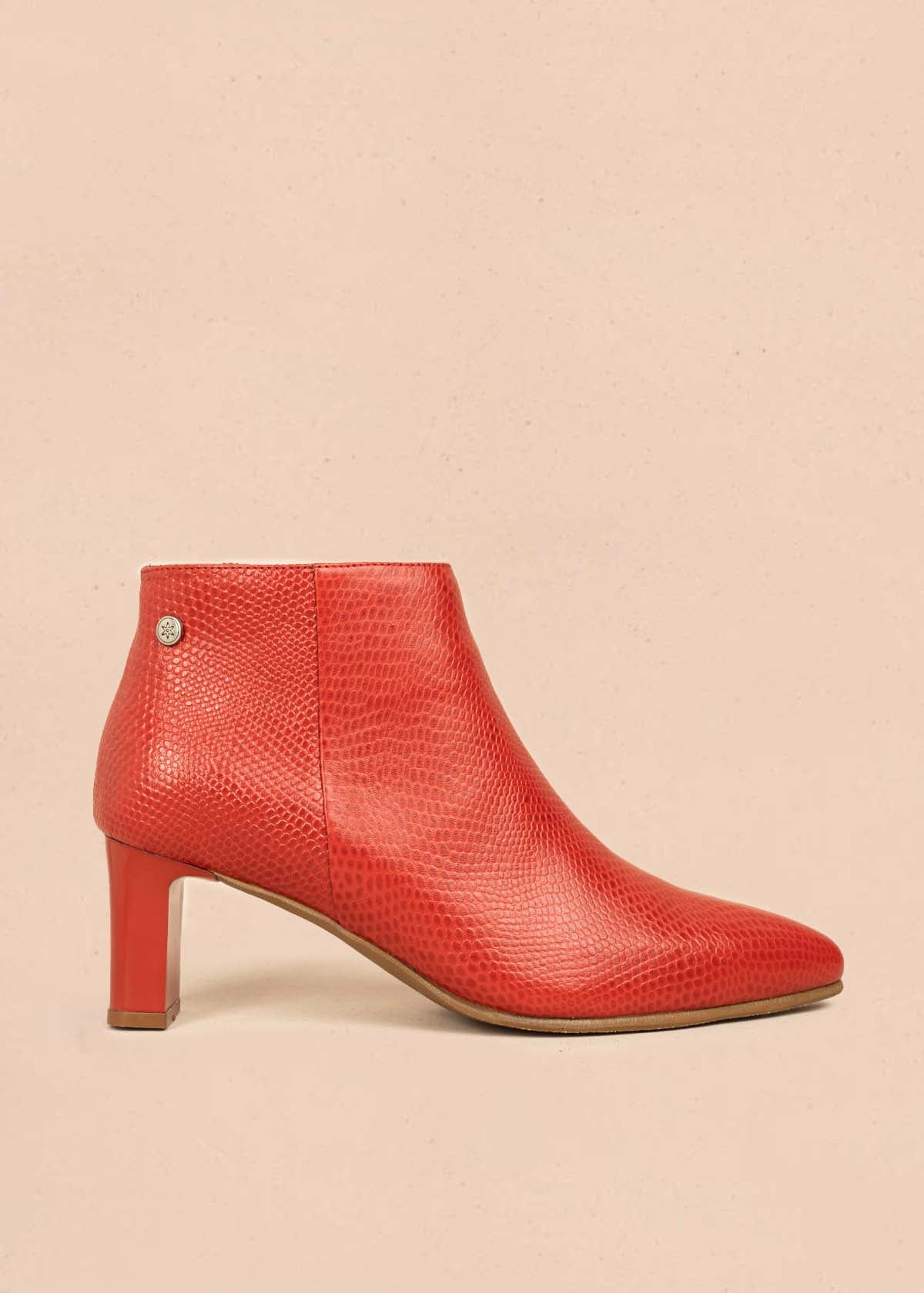 Botines en cuero color rojo con textura croco 105962