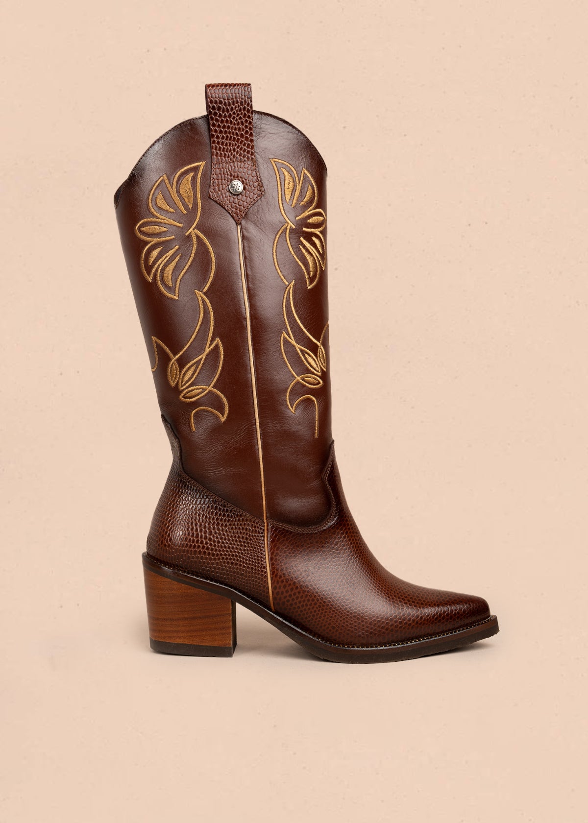 Bota texana en cuero color miel con bordado decorativo amarillo y acabado texturizado 105963