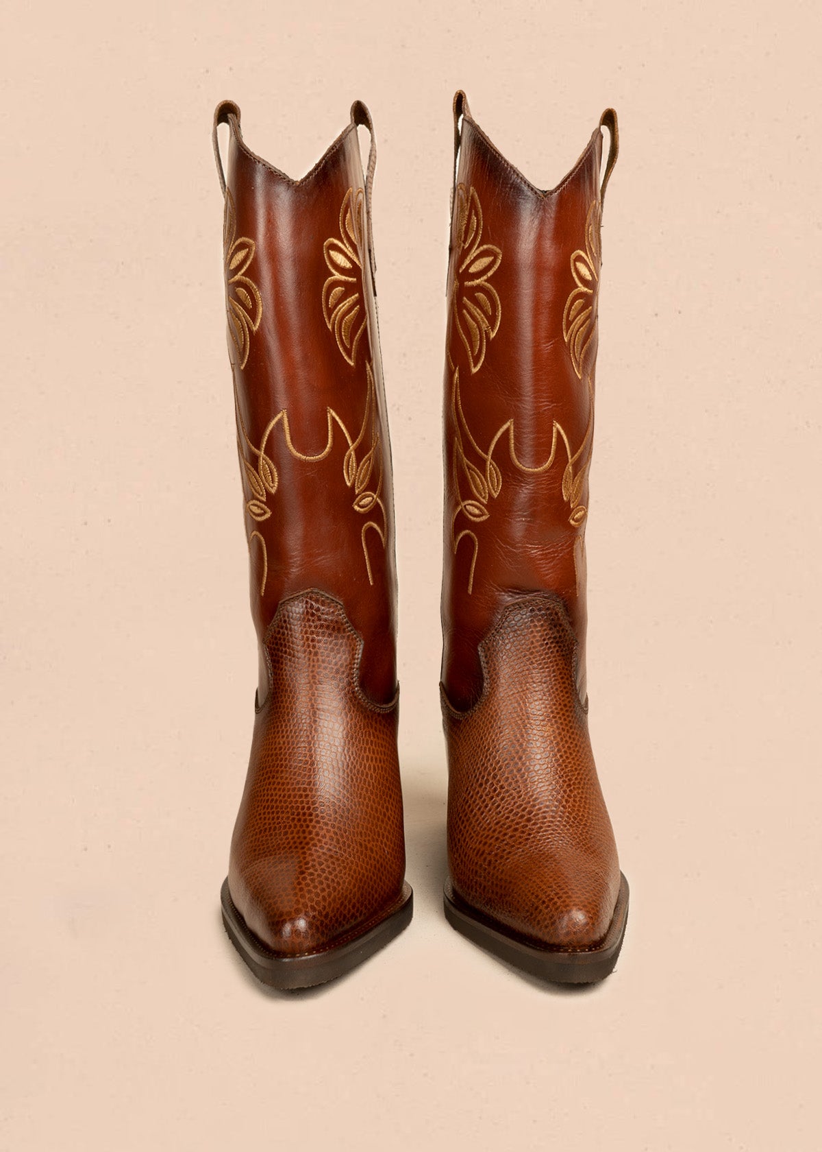 Botas texanas de cuero color miel con bordado decorativo amarillo y acabado texturizado 105963