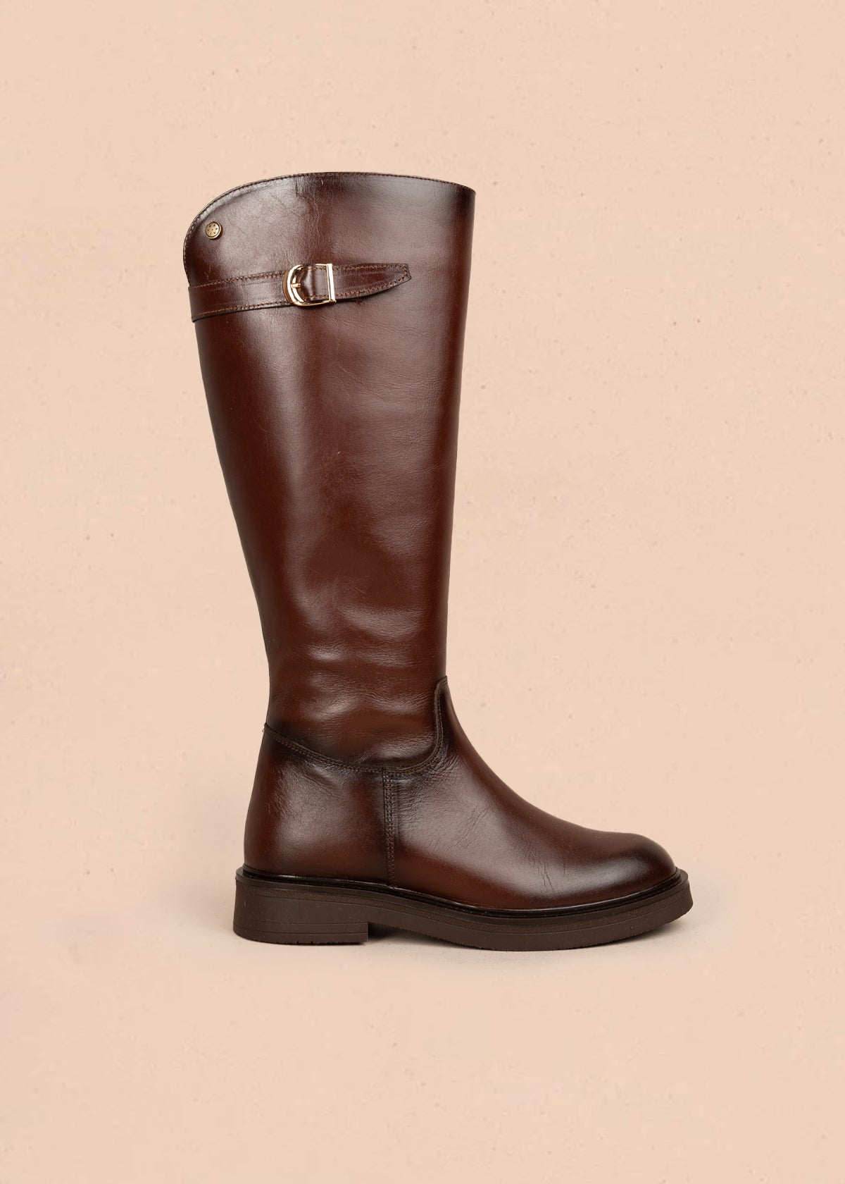 Bota en cuero color café con diseño clásico y cierre lateral 105964
