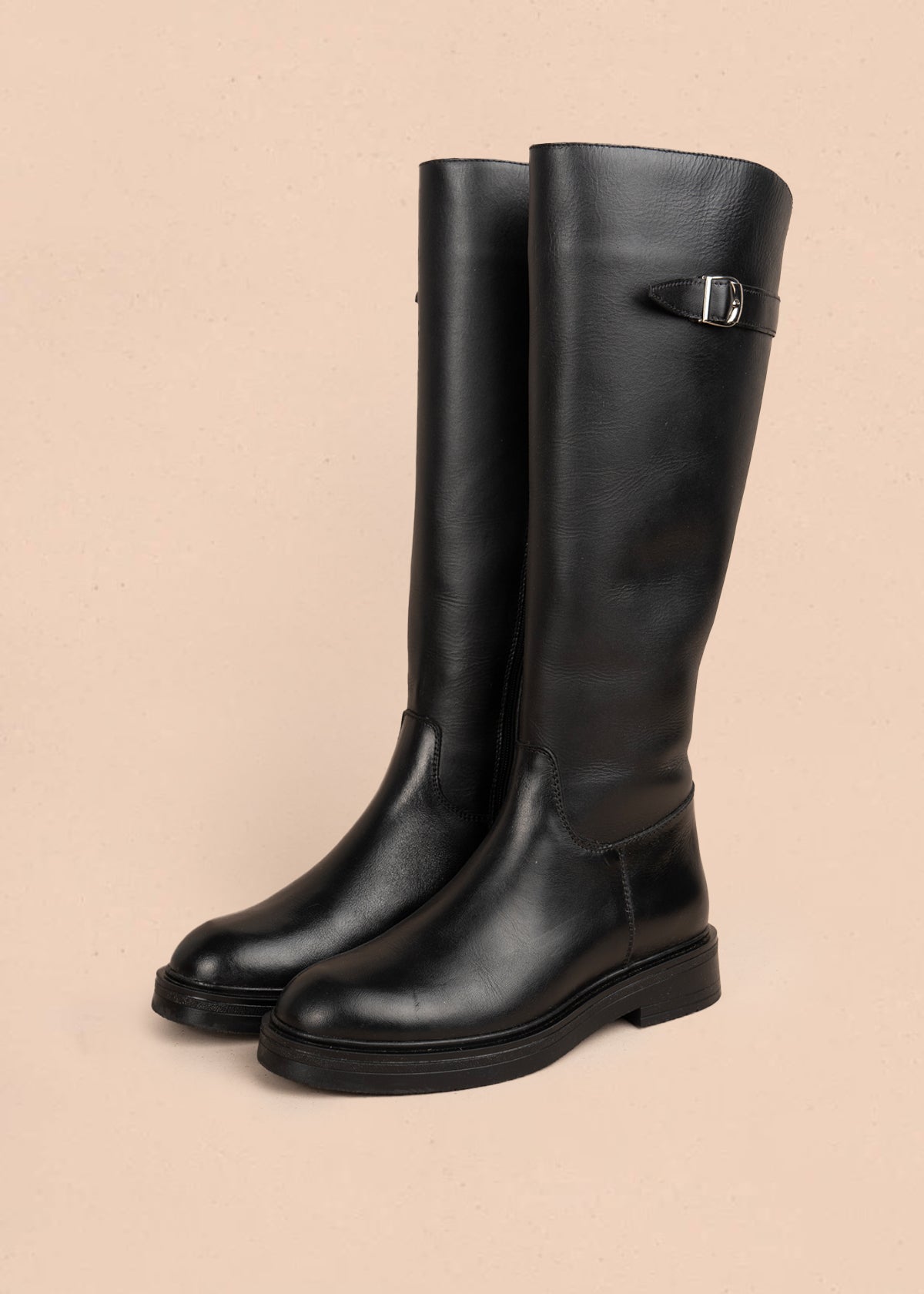 Bota en cuero color negro con diseño clásico y cierre lateral 105964
