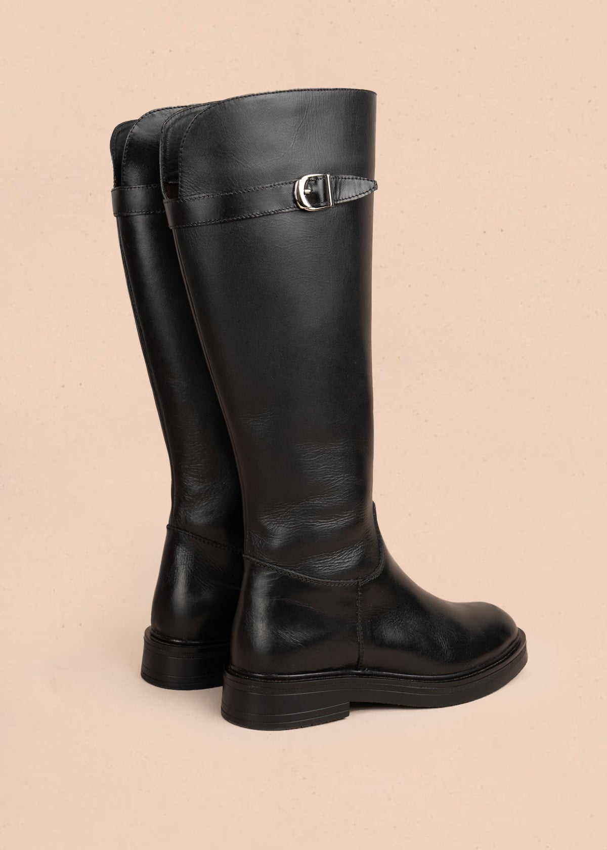 Bota en cuero color negro con diseño clásico y cierre lateral 105964