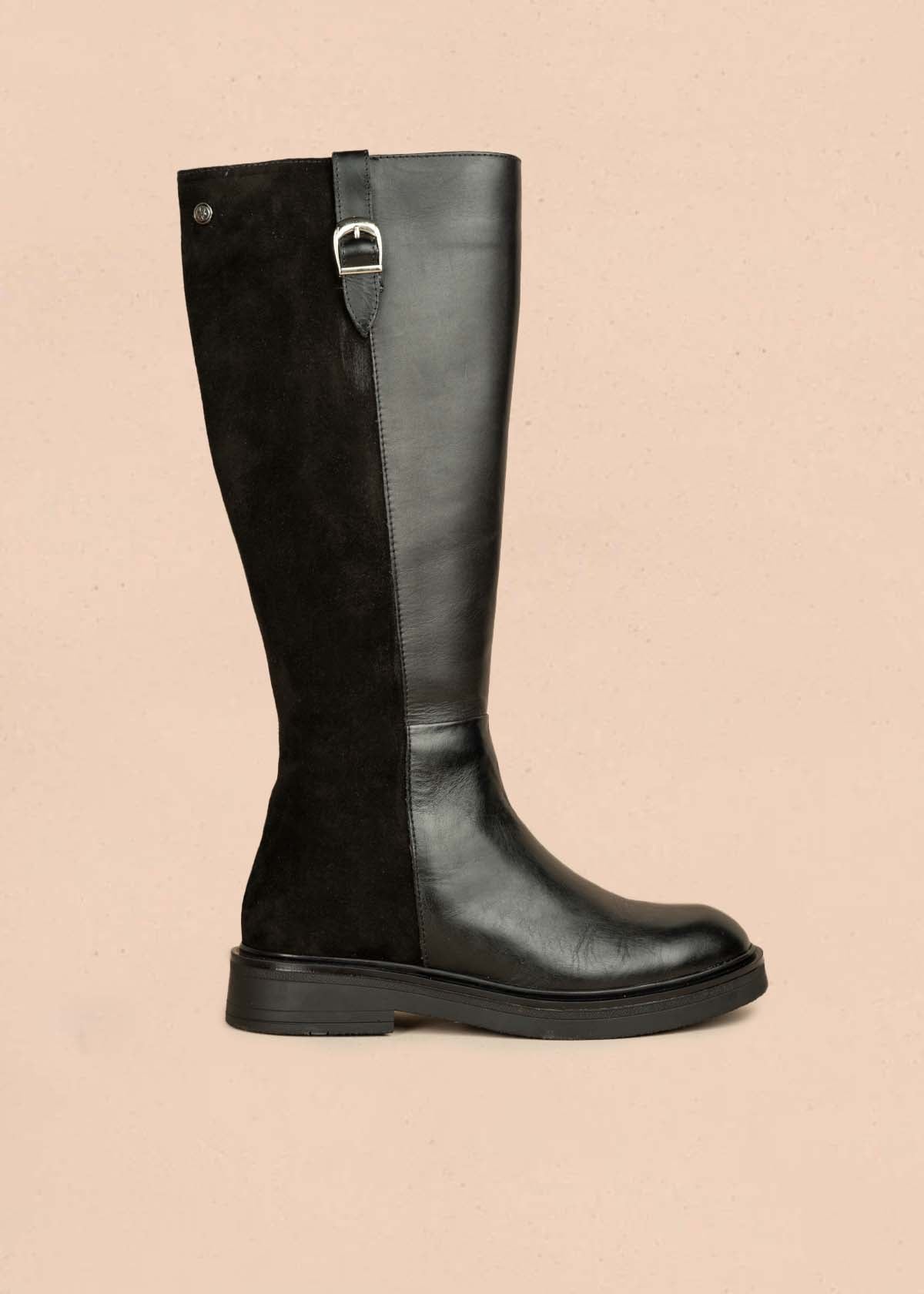 Bota en cuero color negro con hebilla 105965