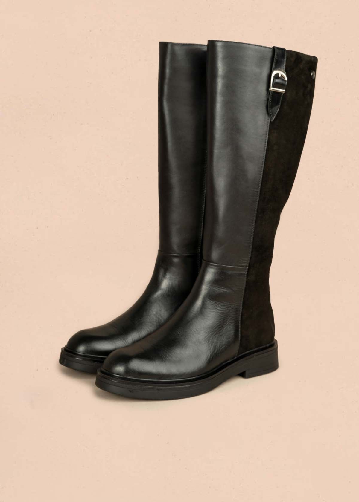 Bota en cuero color negro con hebilla 105965